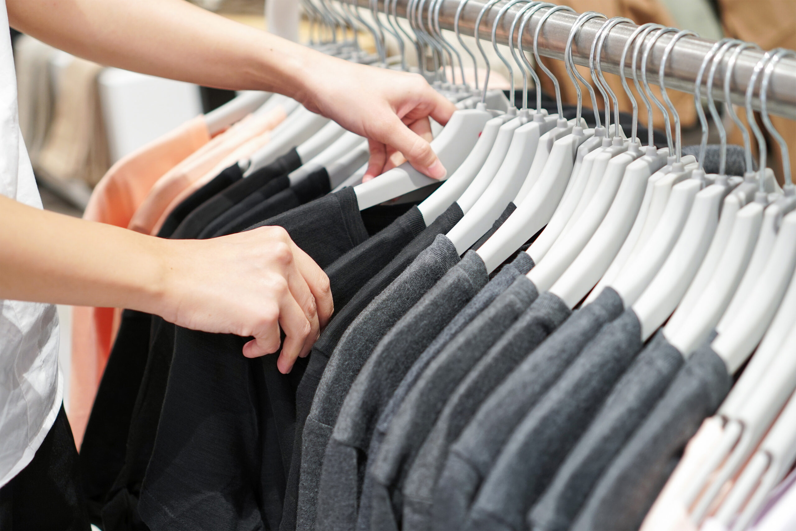 Vêtements sur cintres prêts pour le reconditionnement et la réparation textile par TRAVCO