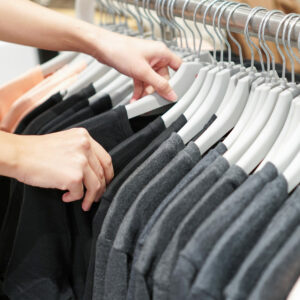 Vêtements sur cintres prêts pour le reconditionnement et la réparation textile par TRAVCO