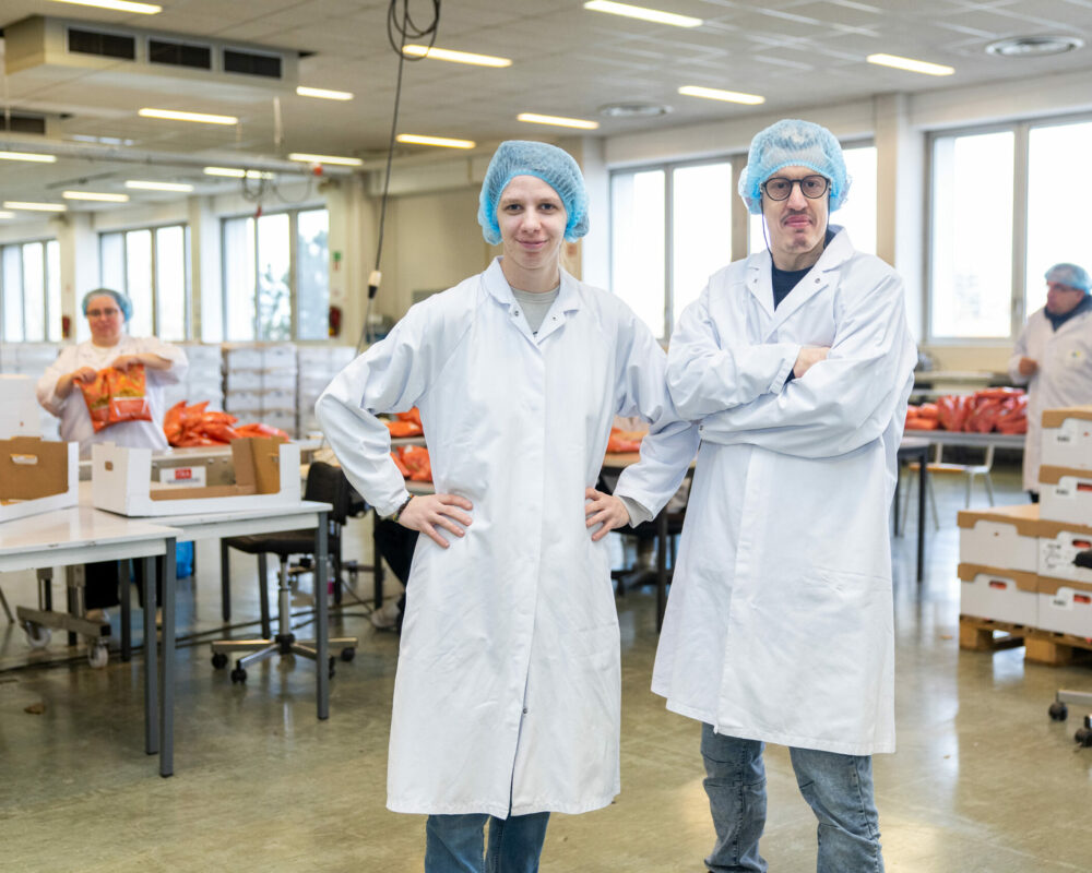 Des travailleurs spécialisés de l'ETA (Entreprise de Travail Adapté) à Bruxelles, assemblant des produits dans un atelier de production