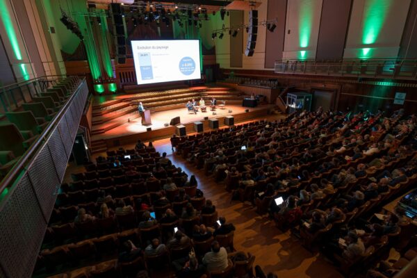 Un groupe de participants enthousiastes à l'événement Coopday 2025 organisé par FEBRAP et Febecoop à Flagey, Ixelles, visant à discuter et à échanger des idées sur le modèle coopératif