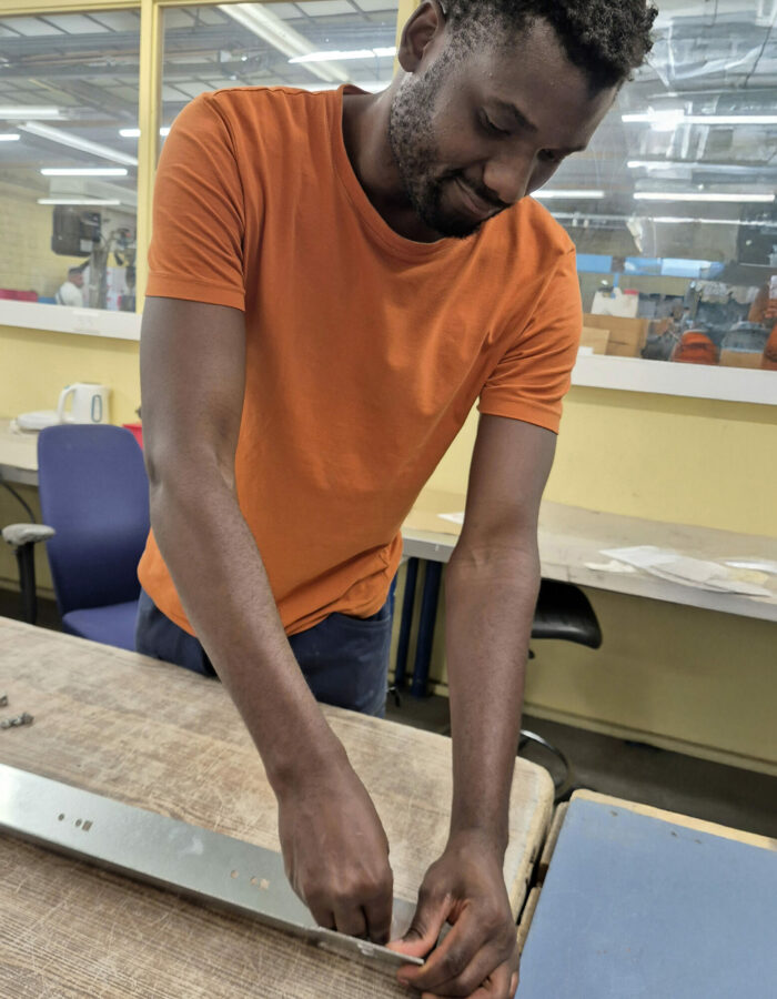 Cette image montre un montage mécanique effectué par l'entreprise APAM. L'assemblage est complexe et précis, démontrant les compétences techniques de l'équipe d'APAM dans les services d'assemblage mécanique. Un Alt Text approprié pourrait être : "Montage mécanique complexe réalisé par l'entreprise de services adaptés APAM".